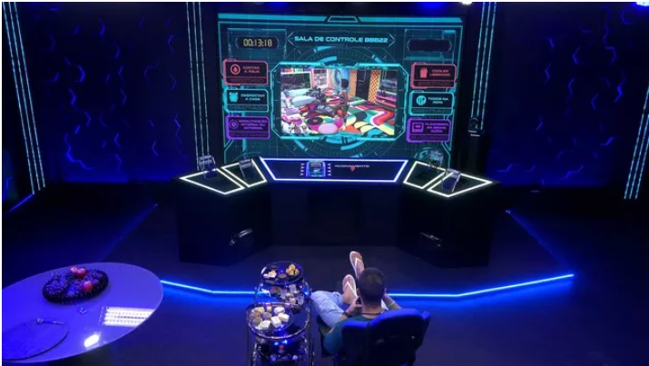 Arthur ativa 2º card para ouvir conversa de brothers durante festa no BBB22