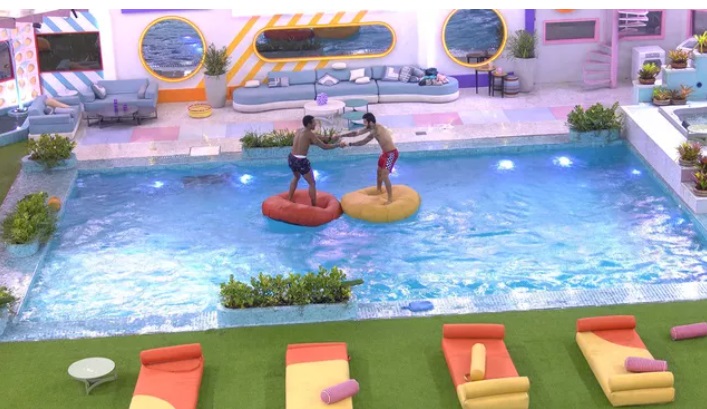 Scooby e PA brincam na piscina enquanto chove no BBB22