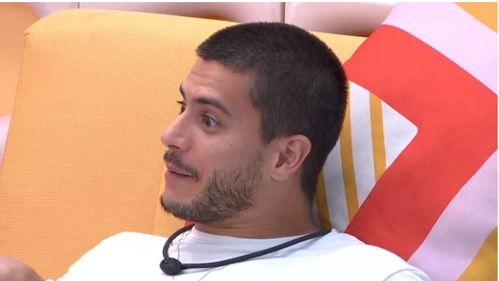 Arthur brinca ao chamar Jessi de fofoqueira: 'jeito meigo dela de ser'