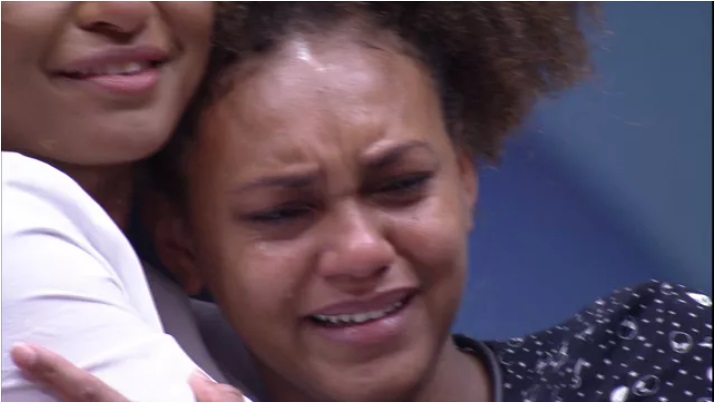 Com Natália no paredão, Jessi chora abraçada em sister: 'Vamos confiar'