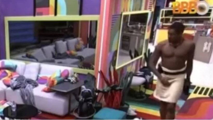 Volume na toalha de PA chama atenção: 'vai pra guerra?'