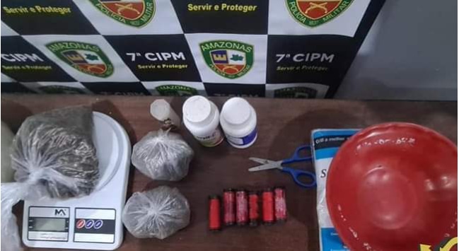 Dupla é presa embalando drogas dentro de casa no Amazonas