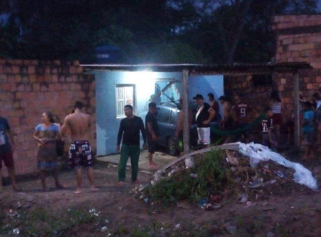 Grávida escapa da morte ao ter casa invadida por carro desgovernado em Manaus
