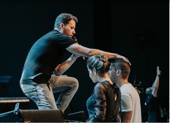 Maíra Cardi e Arthur buscam ajuda espiritual em meio a polêmicas