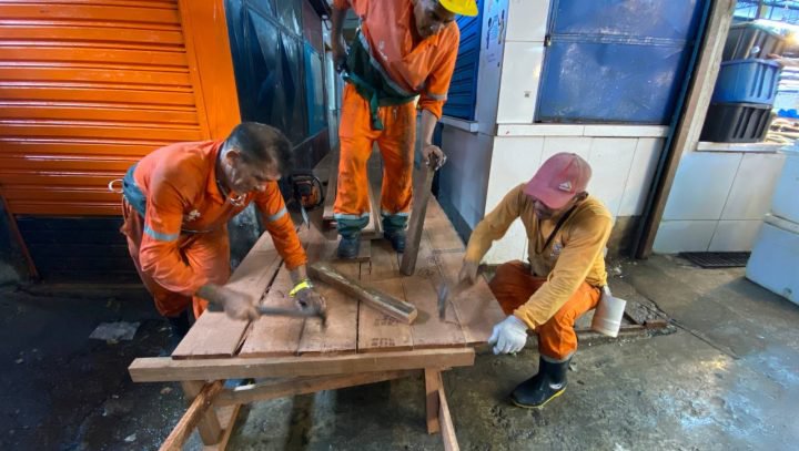 Passarelas são instaladas na Feira da Manaus Moderna devido à cheia do rio Negro