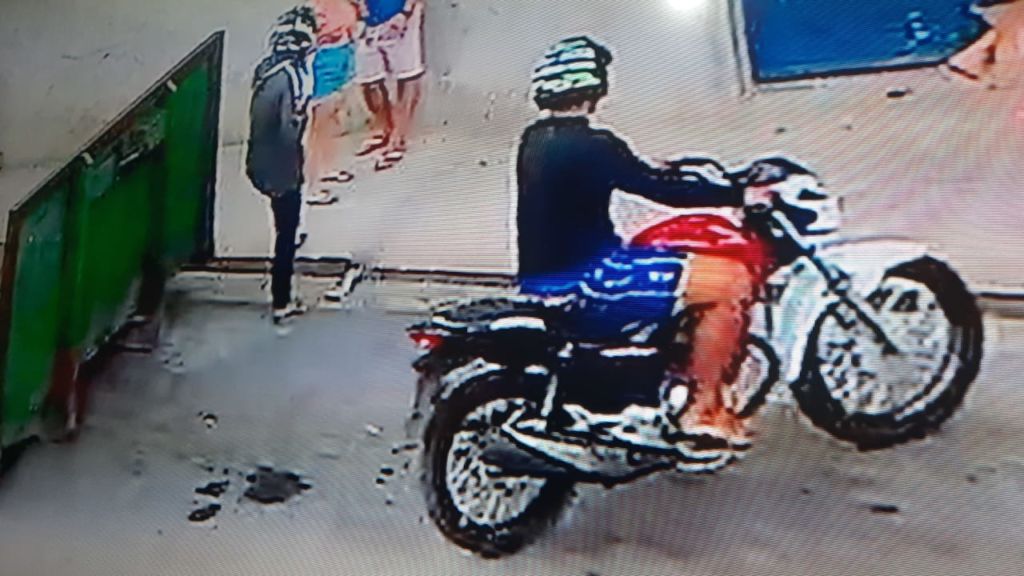 Criminosos assaltam casal em plena luz do dia em Manaus; vídeo