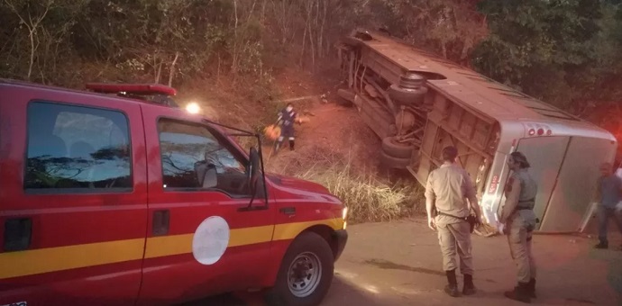 Ônibus com mais de 40 passageiros tomba e deixa feridos em Minas Gerais