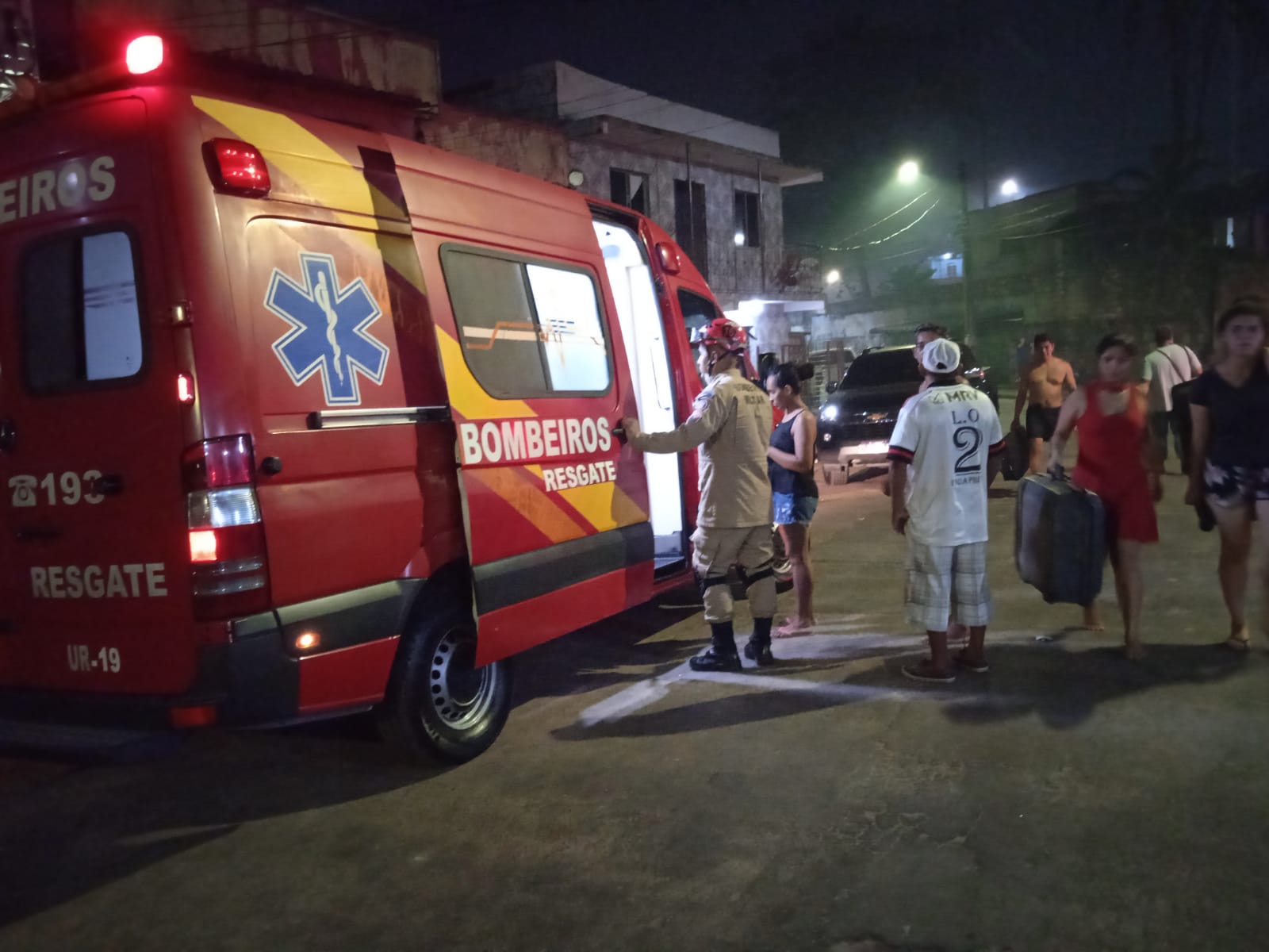 Moradores pulam em igarapé para se salvar de incêndio em Manaus