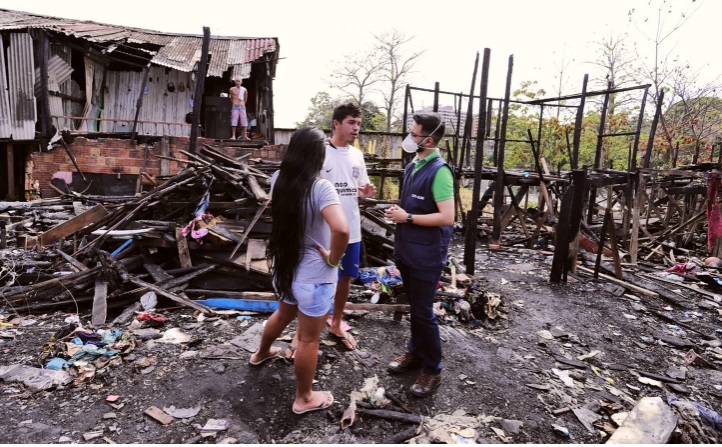 Defensoria identifica demandas de famílias atingidas por incêndio no São Jorge, em Manaus