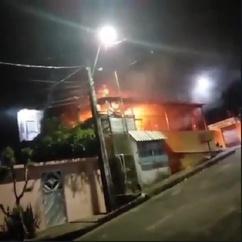 Lanchonete em Manaus pega fogo após botijão de gás explodir