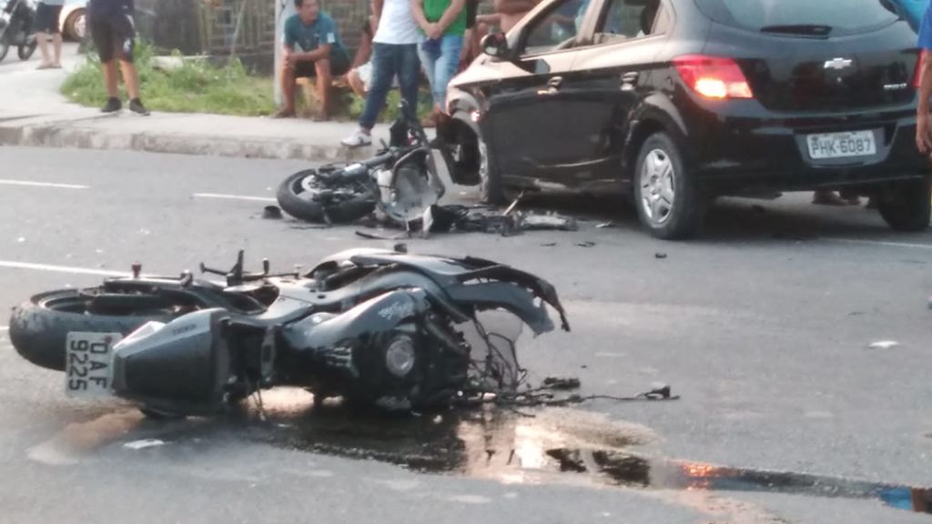 Motociclista fica ferido após ser atingido por carro na contramão em Manaus