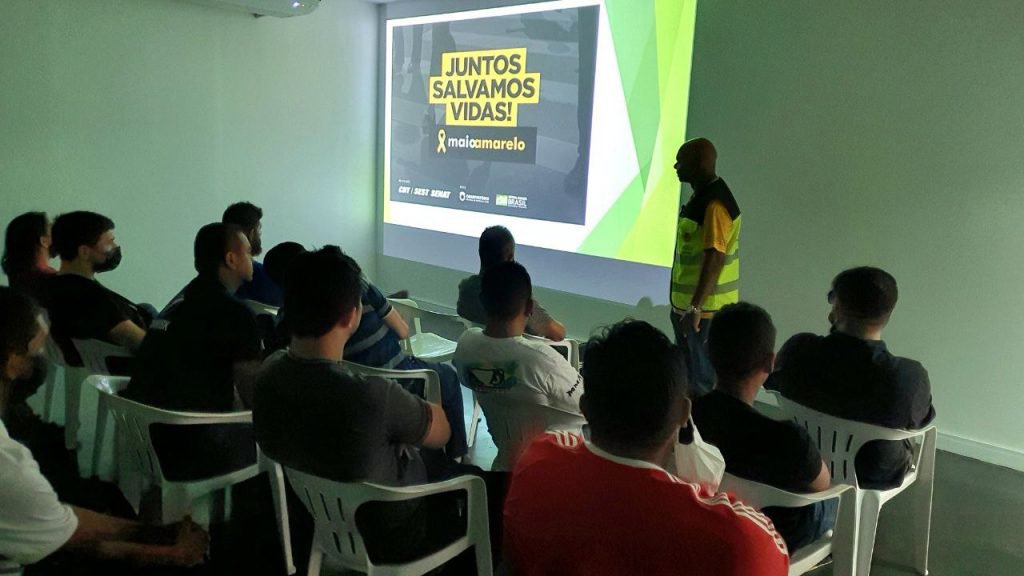 Cumprindo penas alternativas, motoristas participam de palestras sobre educação no trânsito em Manaus
