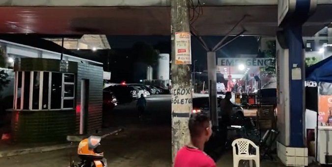 Motociclista atropela homem em frente a hospital em Manaus