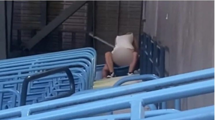 Casal é flagrado fazendo sexo durante partida em estádio; veja vídeo