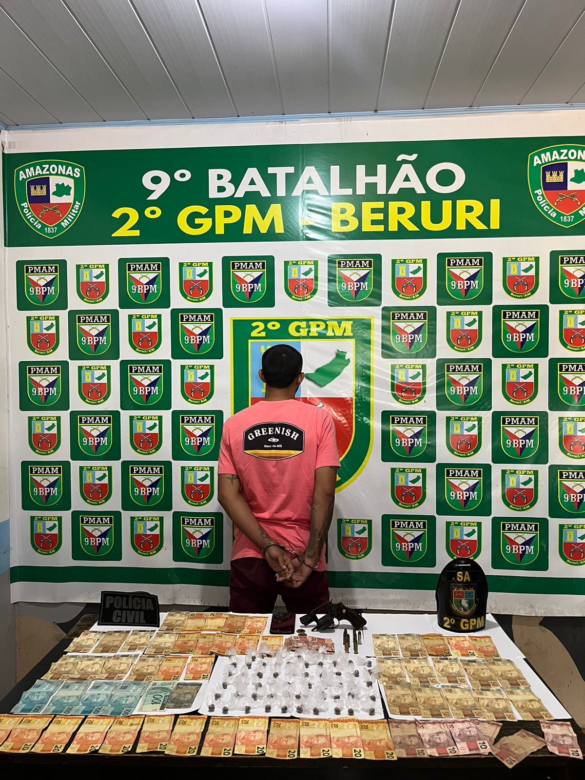 Homem é preso com arma, drogas e mais de R$ 2 mil no Amazonas