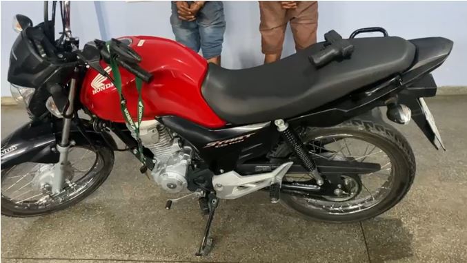 Dupla é presa ao passear com moto roubada e arma de brinquedo em Manaus 