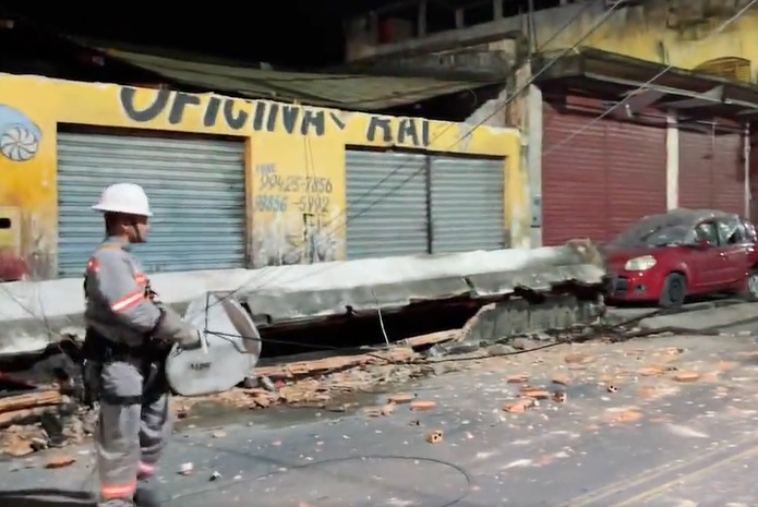 Laje de oficina desaba e deixa bairro sem energia em Manaus
