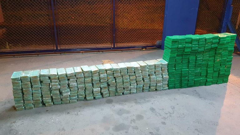 Motorista é preso com quase meia tonelada de droga escondida em teto falso de caminhão