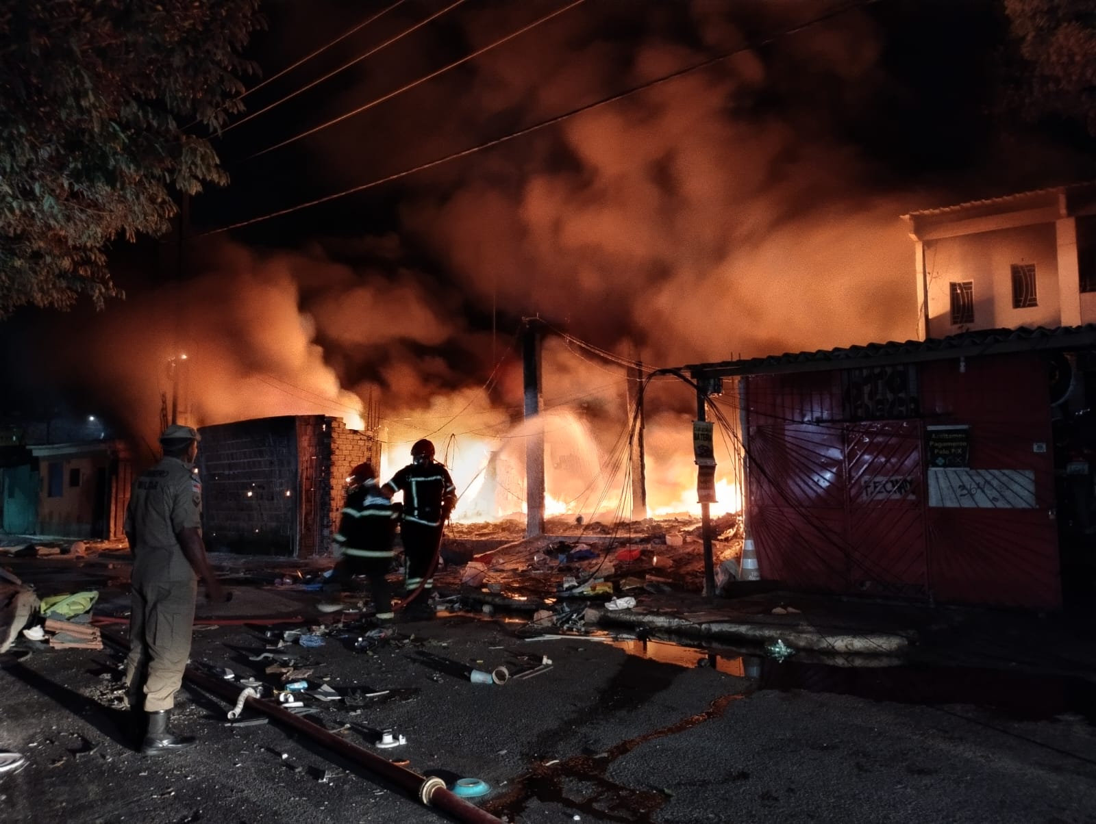 Incêndio destrói galpão de reciclagem em Manaus; veja vídeo
