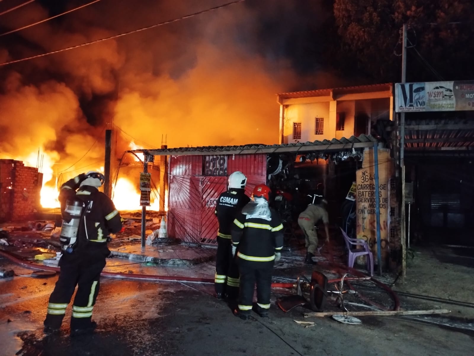 Cerca de 4 casas são atingidas por incêndio em galpão de reciclagem em Manaus