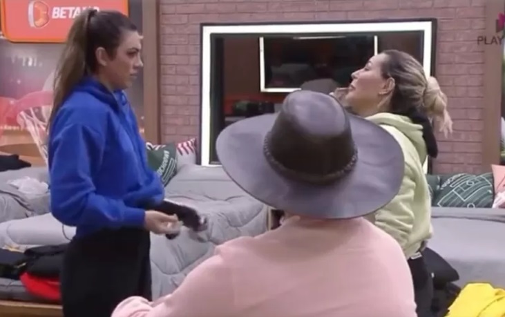 Pétala reclama da produção de A Fazenda: 'Mandaram eu tomar no c*'