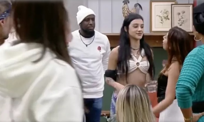 A Fazenda: Ingrid confronta Bia Miranda após ser chamada de 'desumilde'