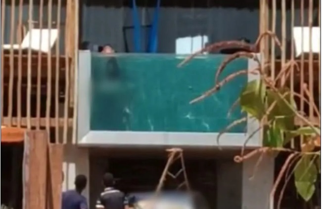 Casal é flagrado fazendo sexo em piscina transparente