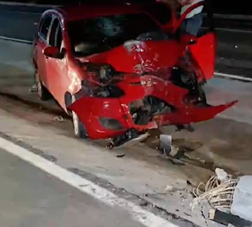 Mulher morre após carro bater em poste na Ponte Rio Negro