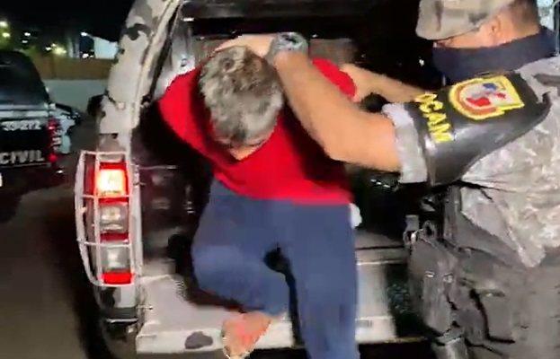 Homem é preso com arma e drogas após denúncia anônima em Manaus