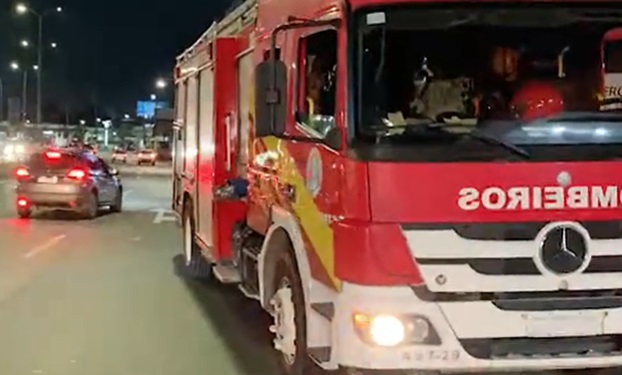 Loja de sucatas é tomada pelo fogo em Manaus