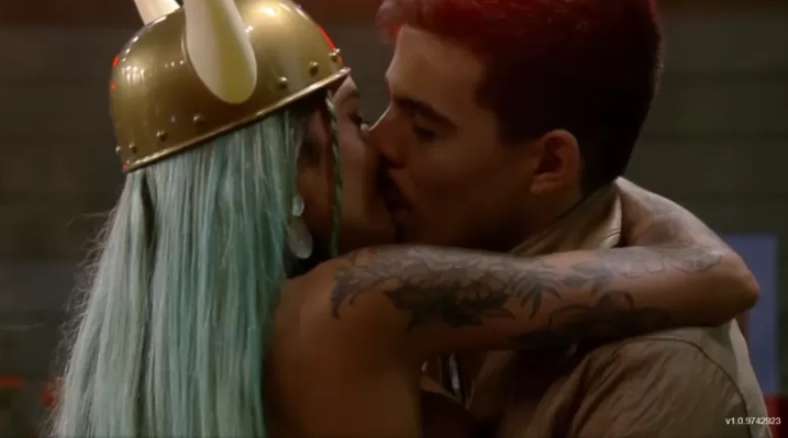 Thomaz Costa dá beijão em Tati Zaqui mas descarta romance em 'A Fazenda'