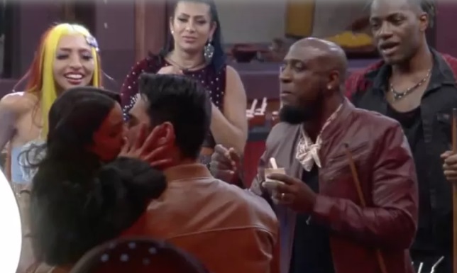 Kerline e Shay se beijam em festa de 'A Fazenda 14'