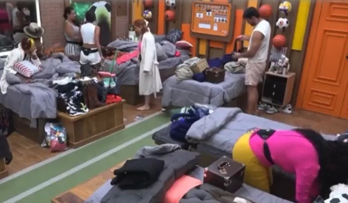 Moranguinho encontra calcinha suja e peoa diz: 'Se for menstruada é minha'