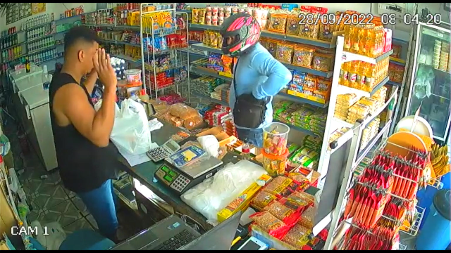 Criminoso rende funcionário e clientes durante assalto a mercadinho em Manaus