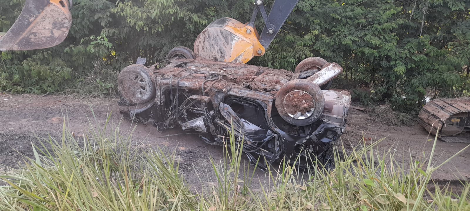 Veículos são retirados de rio após tragédia na BR-319 no Amazonas