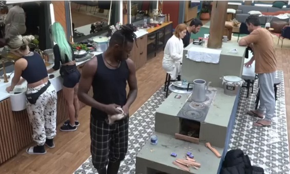 Fã de Deolane faz vaquinha para carro de som dar resultado das eleições em 'A Fazenda' 