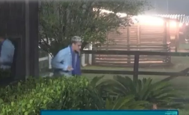Tiago tenta pular cerca da 'Fazenda' para deixar o programa