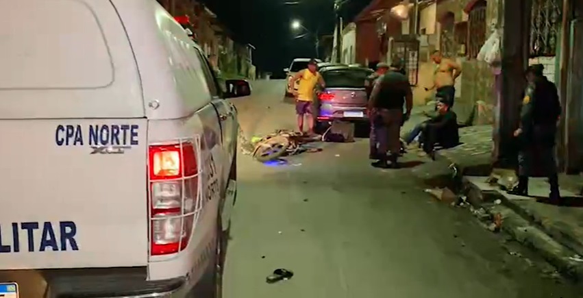 Entregadores de delivery são arremessados em acidente com viatura da polícia em Manaus