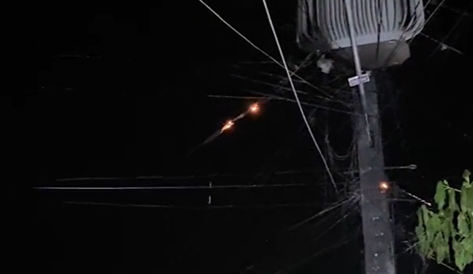 Fogo em poste atinge casa e moradores se desesperam em Manaus