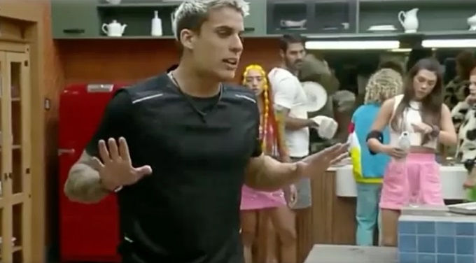 Na roça, Tiago se estressa e bate-boca com Tati: 'Posso mandar tomar no c*?