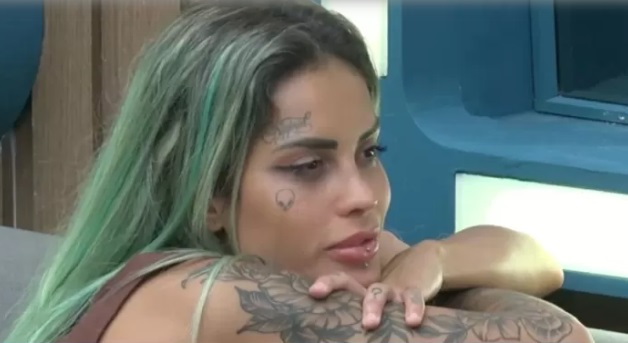 Tati e Thomaz têm DR após confusão em A Fazenda