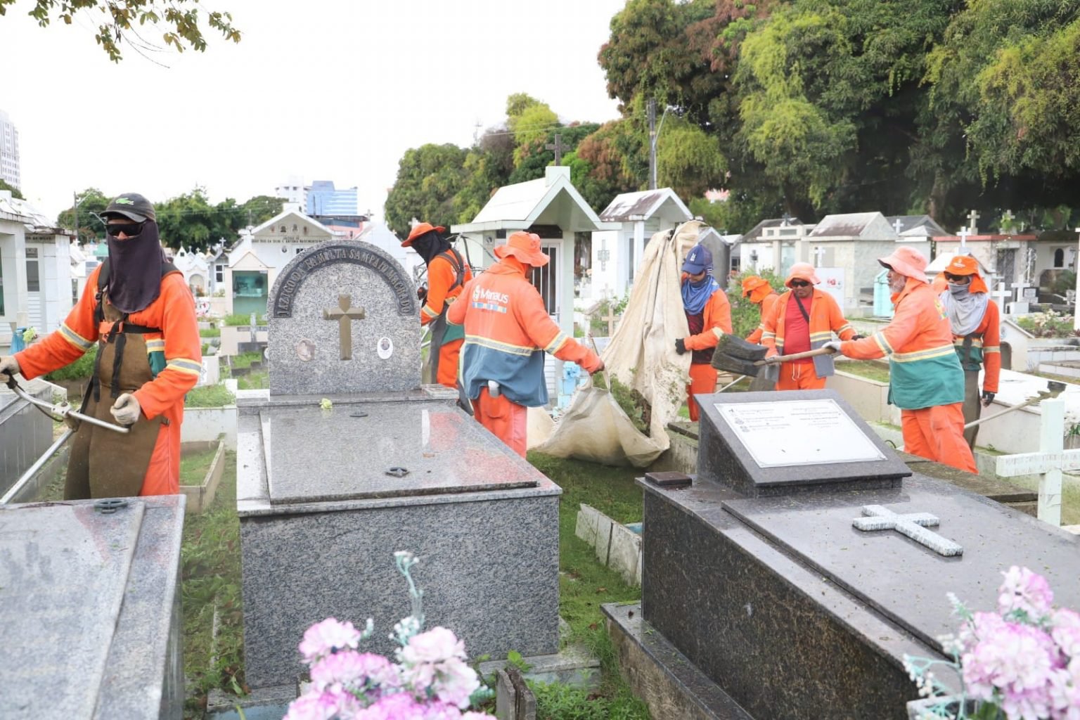 Cemitérios de Manaus passam por limpeza para visitação no Dia das Mães