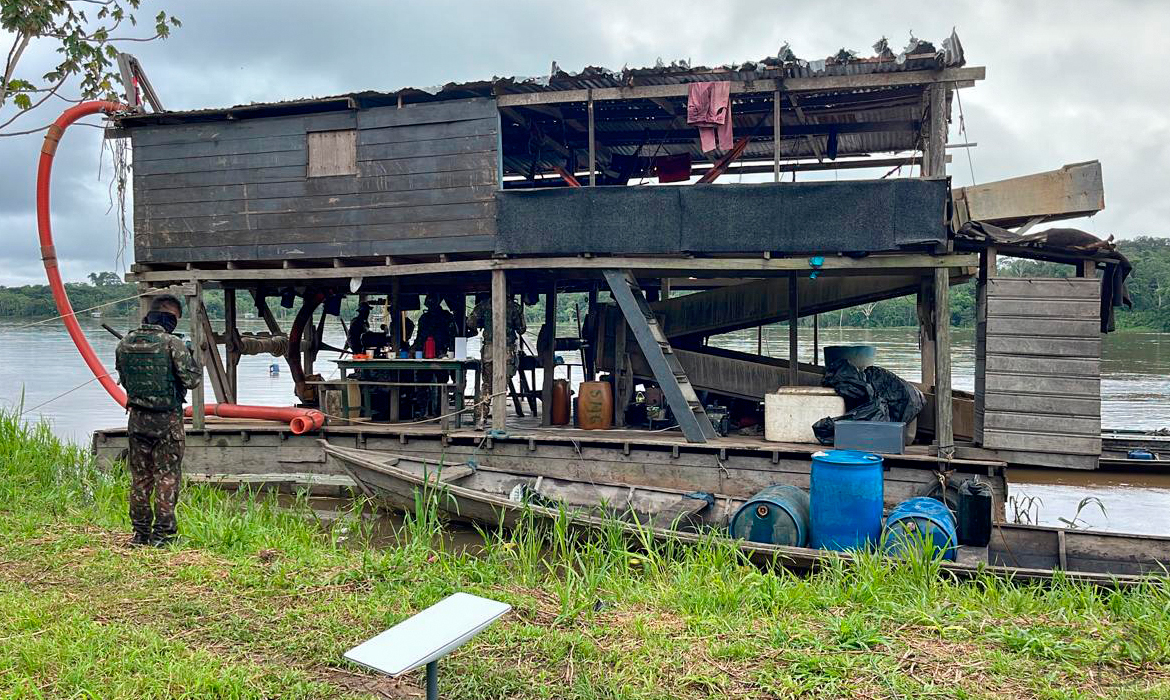 Draga utilizada no garimpo ilegal é desativada no Amazonas