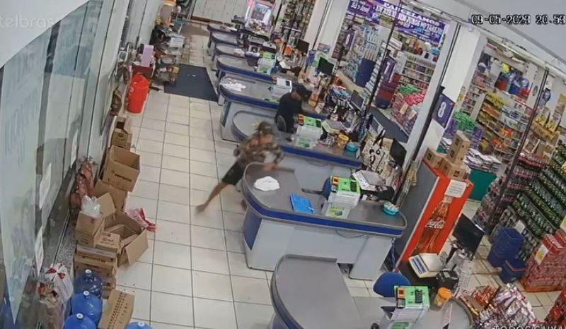Criminosos fazem 'arrastão' e provocam quebradeira durante assalto a supermercado em Manaus; vídeo