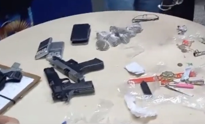 Polícia prende mãe e filho com armas e drogas em Manaus