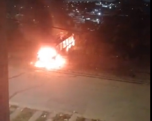 'Amarelinho' fica destruído após pegar fogo em Manaus; vídeo