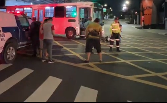 Motociclista avança sinal vermelho e é atingido por ônibus em Manaus