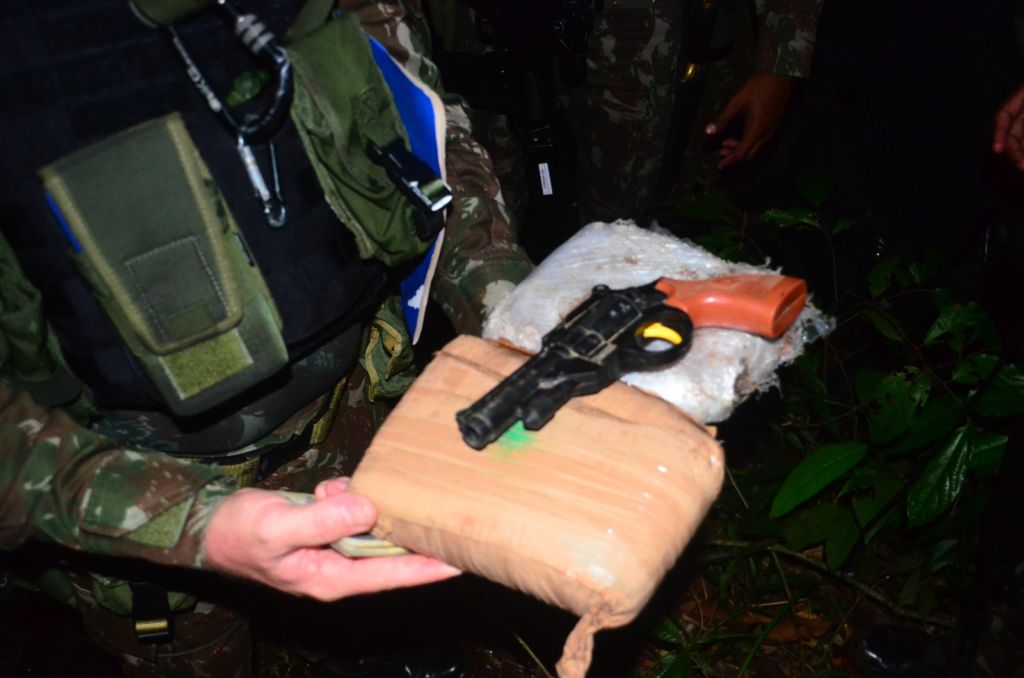 Grupo de colombianos é preso com arma falsa e drogas na tríplice fronteira da Amazônia