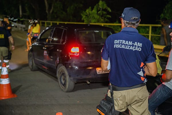 Mais de 320 motoristas são autuados durante fiscalização contra 'rolezinhos' em Manaus