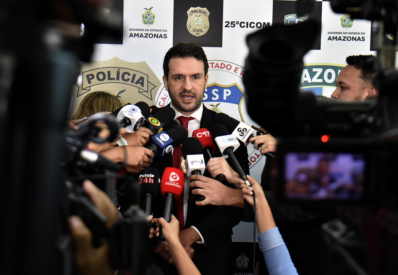 Delegado flagra homem agredindo esposa no meio da rua em Manaus